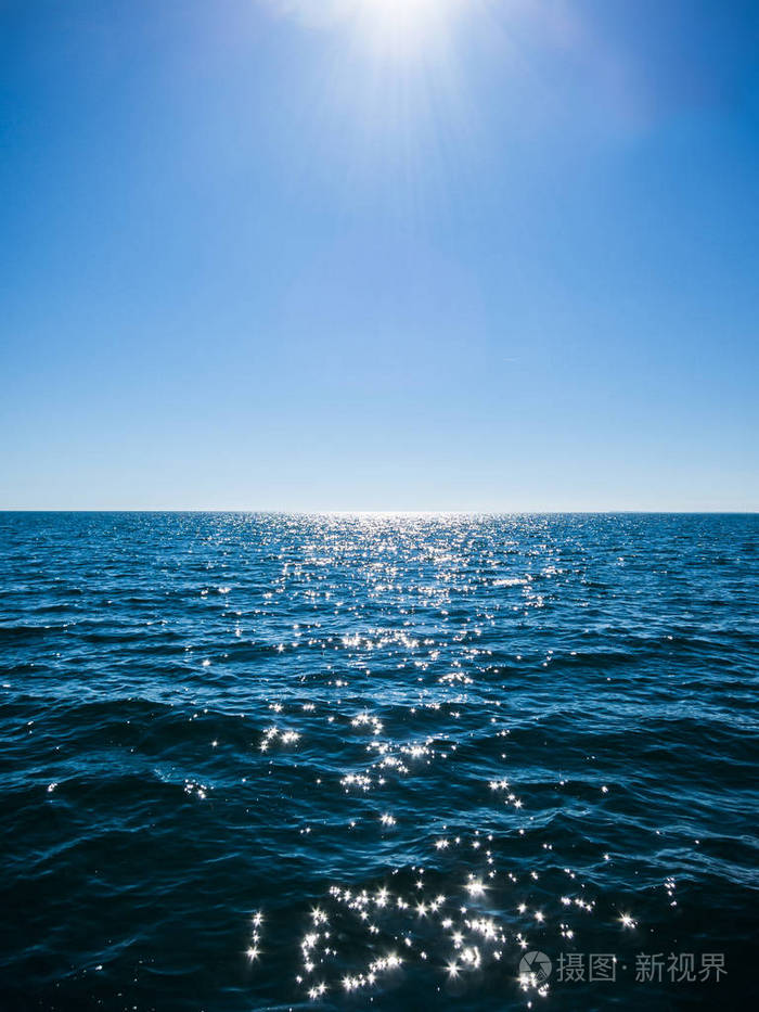 深蓝色的大海和天空