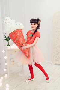 小快乐的女孩 sos ladostyami 在红色的衣服在花环白色内饰草莓