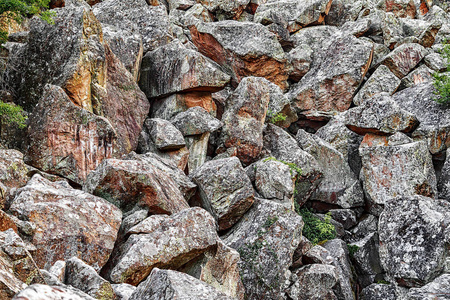 美丽的大石头堆在森林的地面上. 岩石的背景和质地.碎石背景.