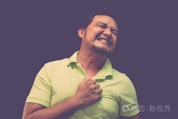 亚洲人痛苦从疾病心脏病发作