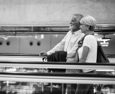 夫妇在机场航站楼乘坐自动扶梯图片