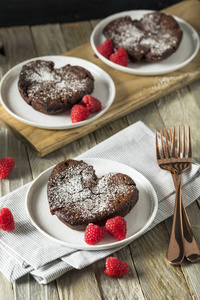 自制甜心形巧克力熔岩蛋糕图片