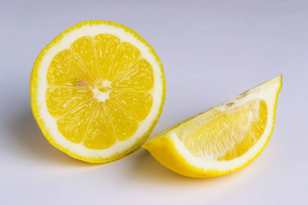 在白色背景上的柠檬水果