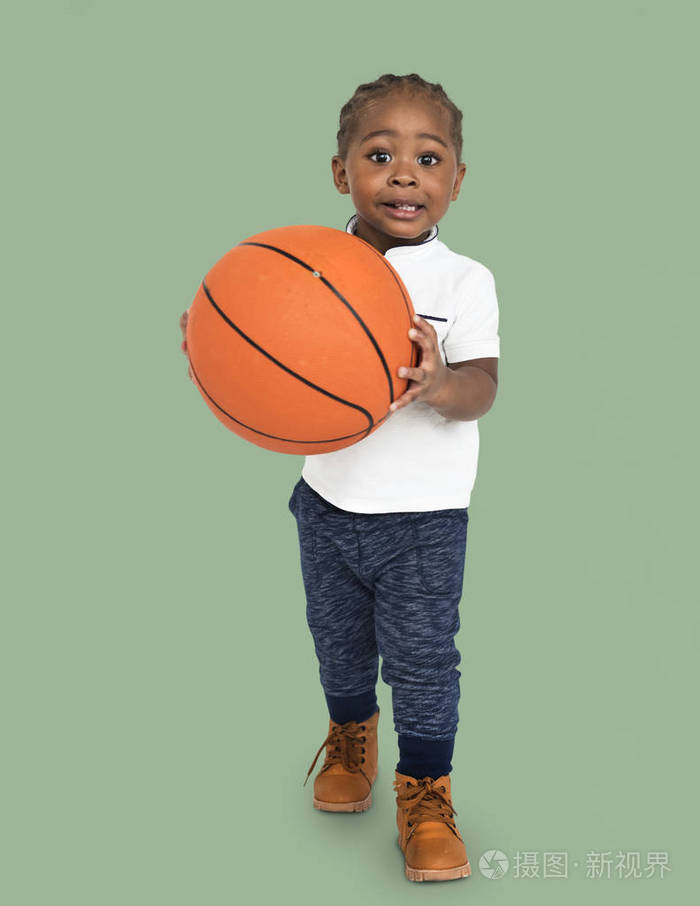小男孩抱着篮球的图片图片