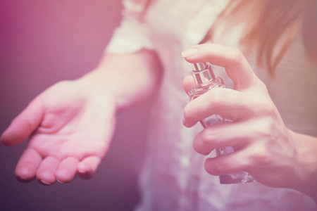 女孩或女人在她的手腕上抹香水