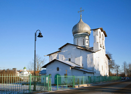 穿过普斯科夫，圣彼得教堂和保罗
