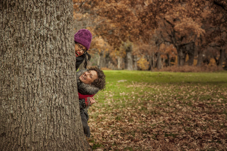 两个年轻女人把树的头。地板满叶