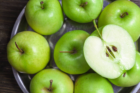 成熟的青苹果和苹果片木灰色背景
