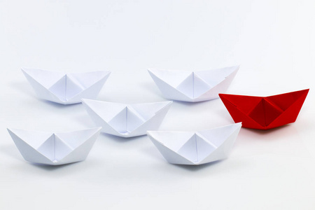 领导理念与领导之间白红纸船