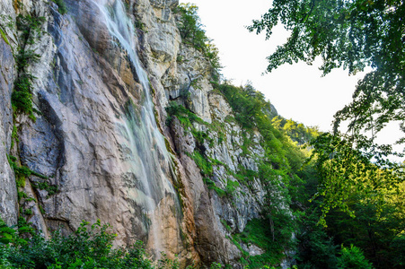 萨拉热窝波斯尼亚和黑塞哥维那附近的瀑布 Skakavac