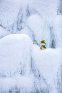 童话般的人物在帽子和围巾雪人