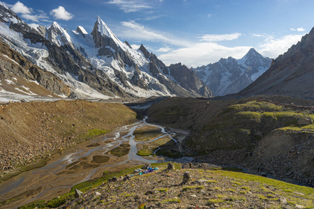 顶视图的 Khuspang 营地 Masherbrum 的群山与莱拉高峰