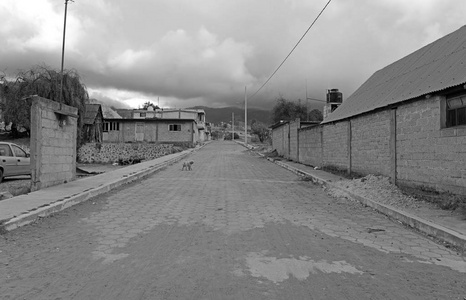 在距离墨西哥皮科德奥里扎巴火山不远的普埃布拉, 农村农业村庄有混凝土建筑的安静土路