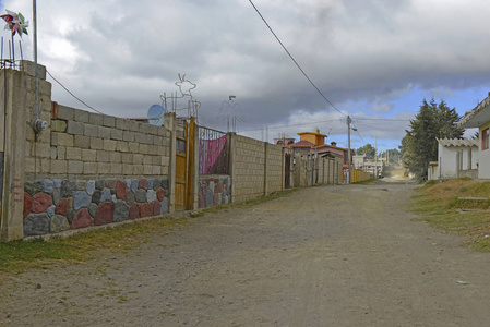 在距离墨西哥皮科德奥里扎巴火山不远的普埃布拉, 农村农业村庄有混凝土建筑的安静土路