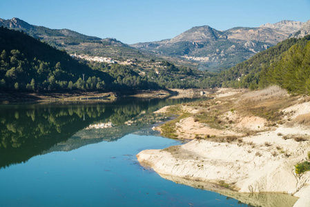 Guadalest 水库湖