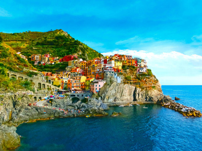 色彩鲜艳传统房屋在一块岩石上在地中海，Manarola，五渔村，意大利