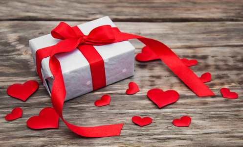 礼品盒用红色织物的心