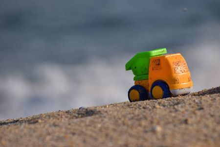 在沙滩上的玩具卡车