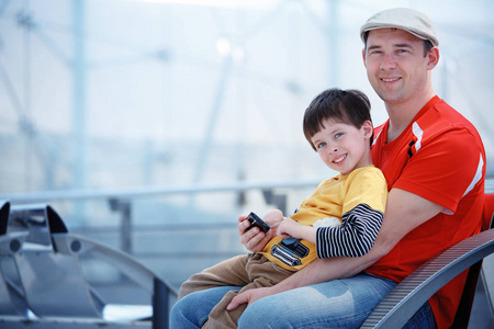 慈爱的父亲和儿子在机场，准备去度假