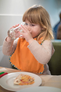 小小孩喝水杯子里比萨餐厅图片