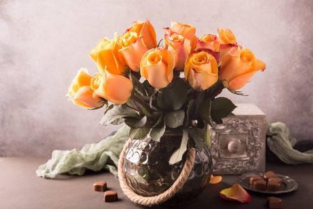 在古董花瓶花束盛开的黄色玫瑰