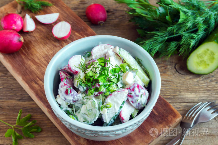 健康自制奶油蔬菜沙拉绿色蔬菜田园木制背景萝卜土豆黄瓜奶油沙拉健康