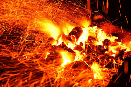 热引发生活煤燃烧中的烧烤