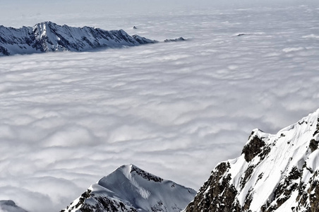 在阿尔卑斯山滑雪胜地