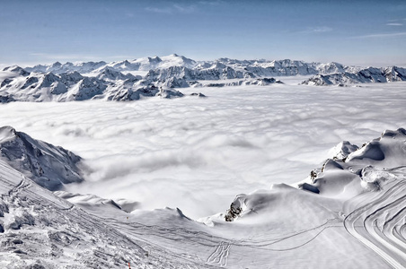 在阿尔卑斯山滑雪胜地