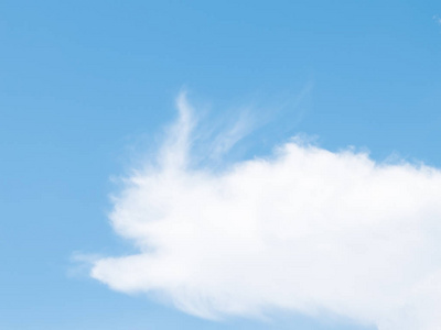 蓝色的天空与云看起来像兔子