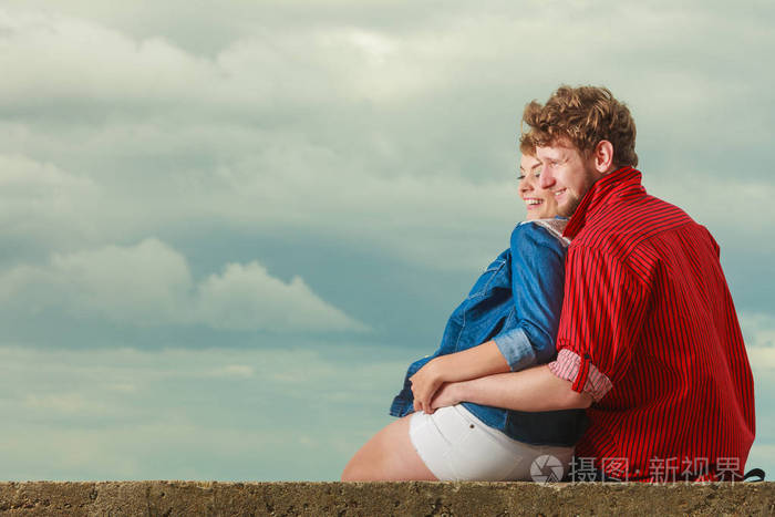 情侣坐着抱抱图片
