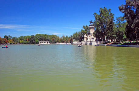 在马德里，西班牙 Retiro 池塘