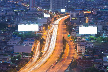 在城市市区的公路鸟瞰图