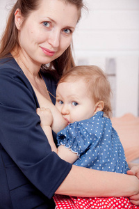 妈妈母乳喂养婴儿的女孩