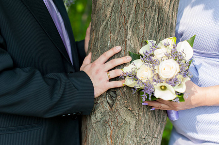 新娘的花束和新婚夫妇环。手成人蜜月结束