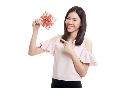年轻的亚洲业务女人与一个礼品盒