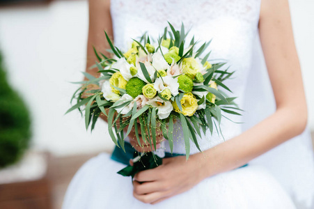 新娘抱着一束。婚礼鲜花。软焦点