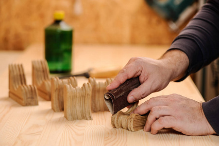 抛光用砂纸打磨木头的木匠手细木工木榉木饰面木家具手工抛光人手平滑