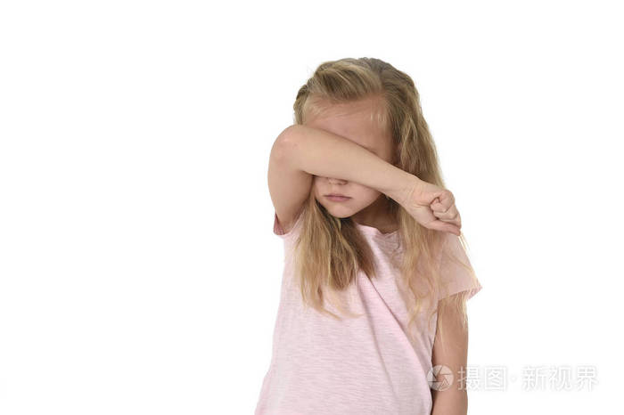 甜甜年轻小女生捂着脸与她手臂哭泣悲伤受害者在学校欺负的