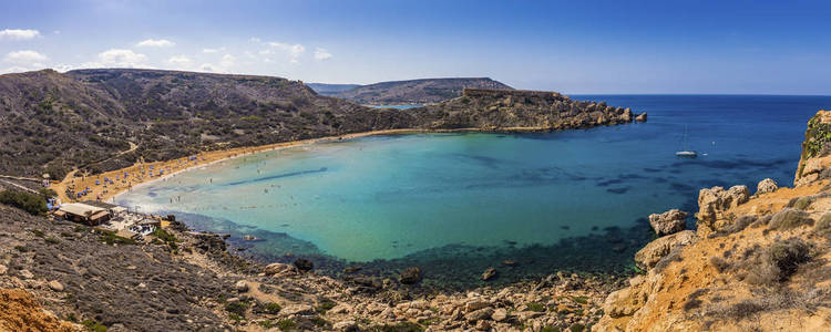 马耳他艾因图菲哈沙质海滩与帆船 蓝蓝的天空和绿色海水清澈见底的全景视图