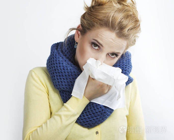 金发碧眼的年轻人患病变应性鼻炎鼻子不通气用手帕擦鼻涕noseblonde