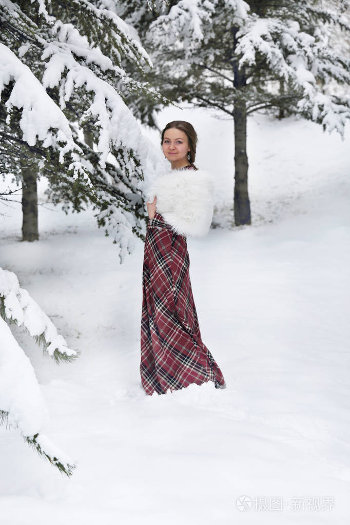 幸福的女人在有雪的冬天