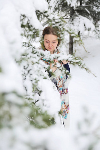 幸福的女人，在有雪的冬天