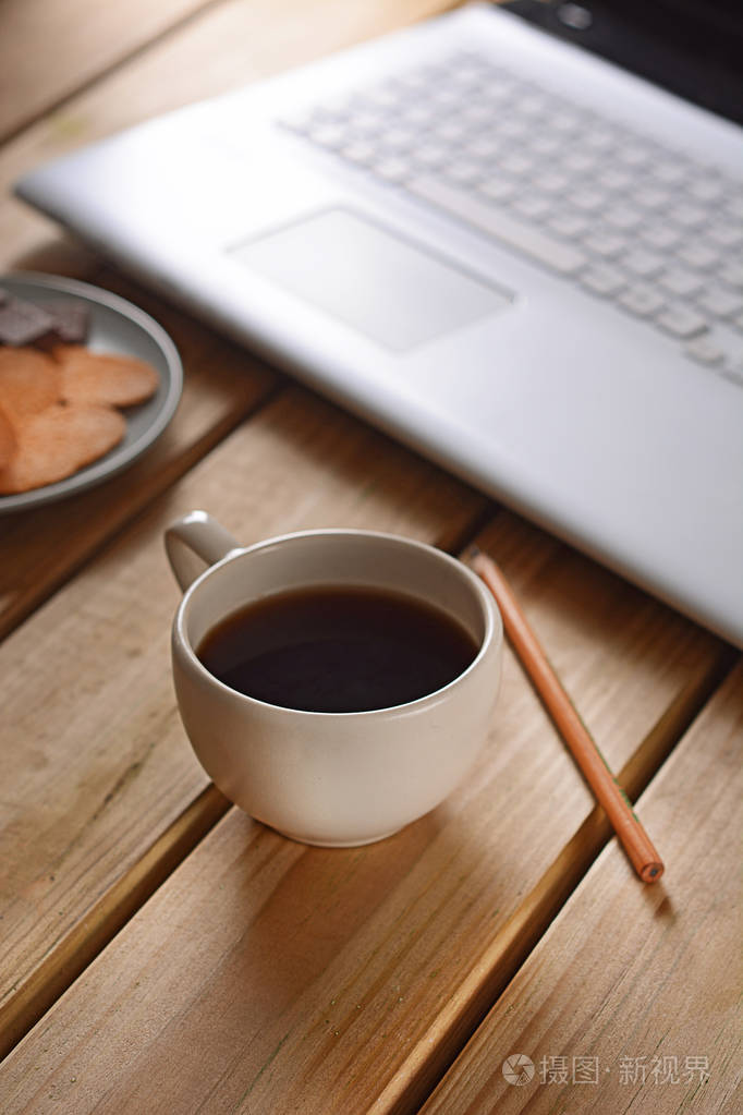 在办公室喝咖啡休息照片-正版商用图片0x0hw6-摄图新视界