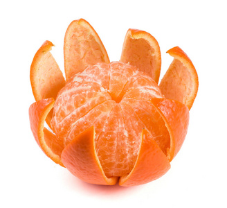孤立在白色背景上的一个去皮的橘