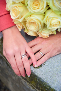 新娘和新郎手环和花