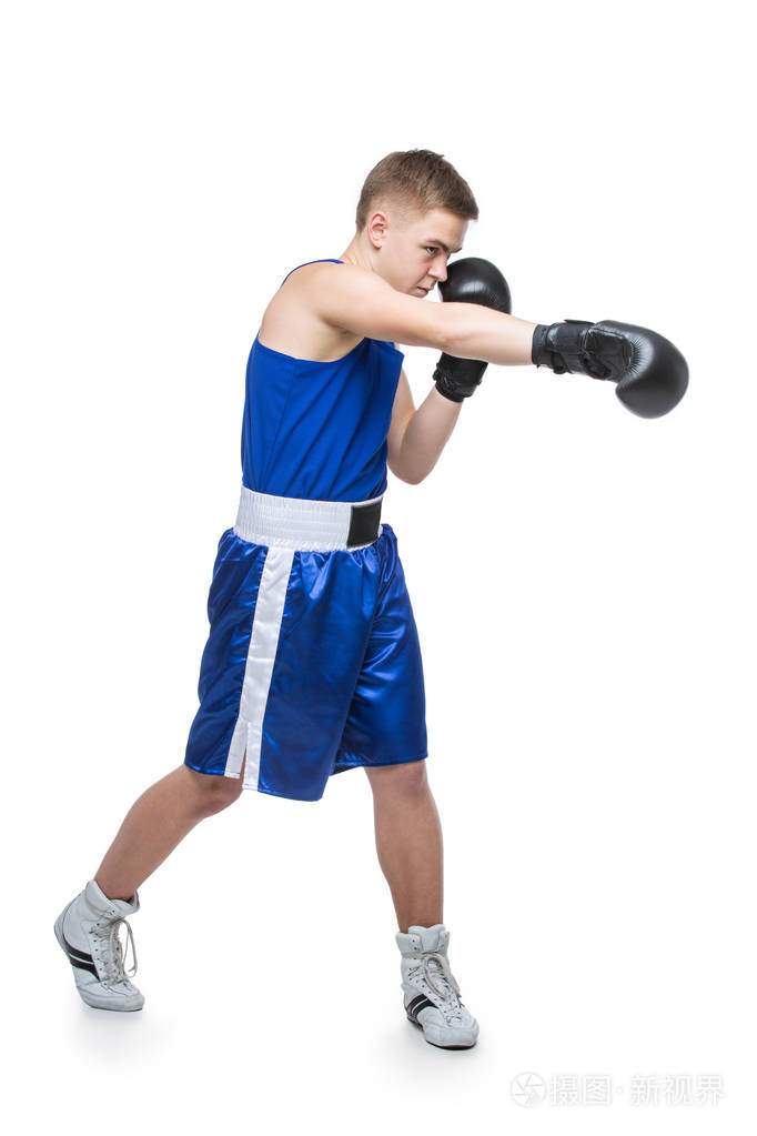 年轻的拳击手运动员在蓝色运动套装