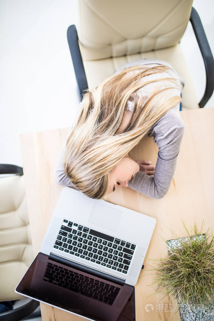 年轻的商界女子肖像在办公室睡着了.上班累了
