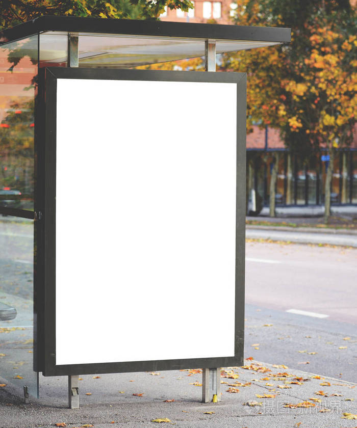 城市巴士站上空白广告牌