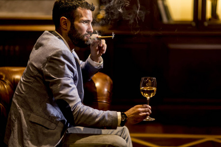 品尝红酒和雪茄的男人图片